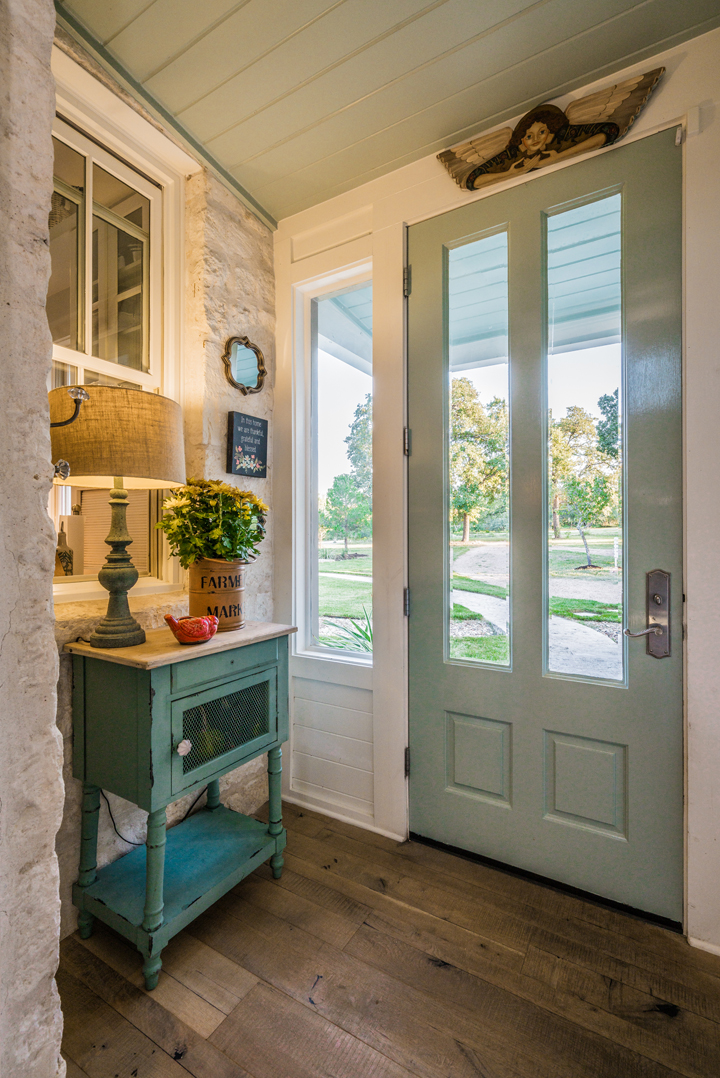 foyer-blue-door